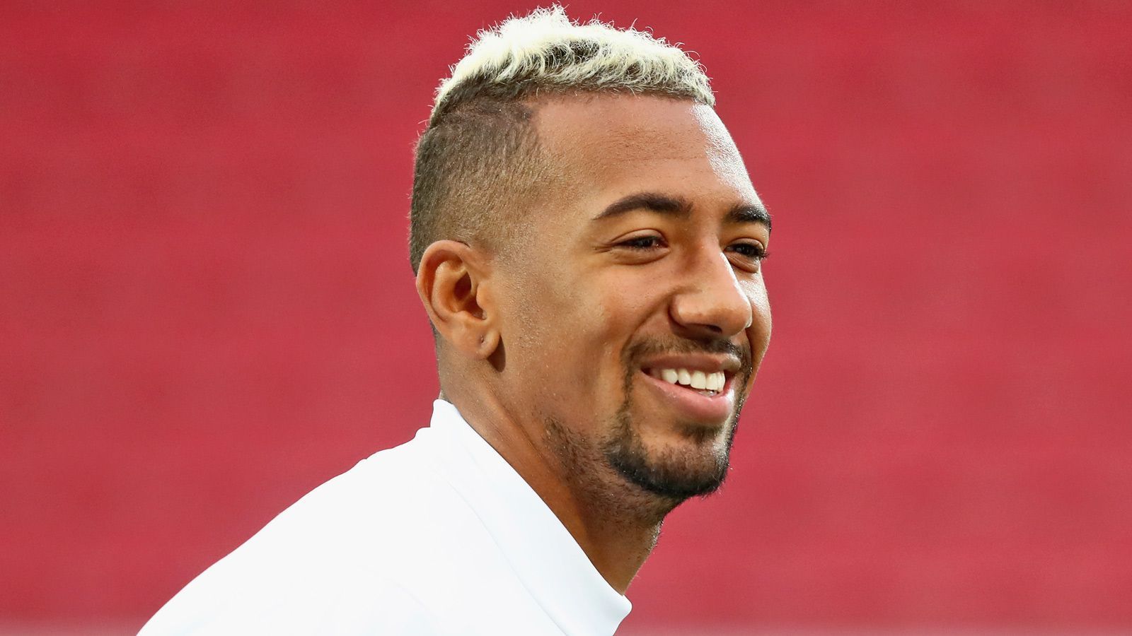 
                <strong>Jerome Boateng (Abwehr)</strong><br>
                Verletzungsanfällig. Langsam. Fehler im Stellungsspiel. Die goldenen Jahre von Jerome Boateng sind offenbar vorbei und seine Zukunft ist weiterhin offen: Bleibt er bei den Bayern oder gibt es doch noch den Last-Minute-Transfer zu Paris Saint-Germain? Die Münchner würden ihn bei einem passenden Angebot wohl ziehen lassen. Und das sollte Jogi Löw auch tun. Der fast 30-Jährige (Geburtstag am 3. September) sollte sich auf seine Leistung im Klub konzentrieren, das DFB-Team wiederum auf das Duo Hummels/Süle.
              