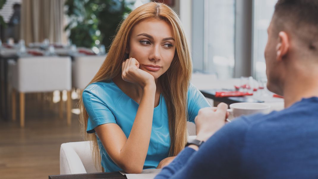 Geht gar nicht? Irgendwie doch… Es gibt verschiedene Gründe, warum man Red Flags beim Dating ignoriert.&nbsp;