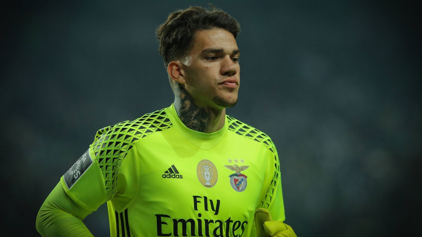 
                <strong>Ederson</strong><br>
                &#x2022; <strong>Ablöse</strong>: 40 Millionen Euro<br>&#x2022; <strong>Aufnehmender Verein</strong>: Manchester City<br>Auch der Brasilianer Ederson steht beim englischen Meister unter Vertrag. Der 28 Jahre alte Keeper kam 2017 von Benfica nach Manchester.
              