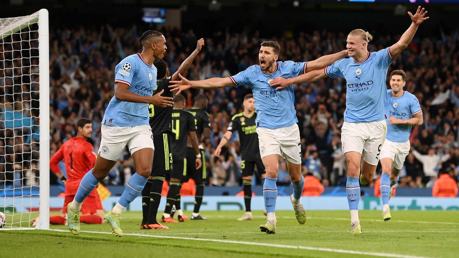 
                <strong>Sport (Spanien)</strong><br>
                Bye, bye, Real Madrid! Manchester City hat bestätigt, dass der Moment gekommen ist. Eine Mannschaft von Real Madrid, die in den letzten fünf Jahren im Glanz erstrahlte, kniete vor der englischen Mannschaft in einem Spiel, das als Wendepunkt für beide Seiten angesehen werden sollte. Die Blancos werden sich gebührend von einer großartigen Generation verabschieden. Sie waren eine Puppe – vor allem in der ersten Halbzeit, in der City sie misshandelte. Mit vier Toren gegen den Titelverteidiger, der seit 2014 fünfmal gewonnen hat, ins europäische Finale einzuziehen, ist etwas, das man nicht jedes Jahr sieht. Es ist unbestreitbar, dass diese historische Demütigung dem Image von Real Madrid in Europa schadet und daher sicherlich Folgen haben wird.
              