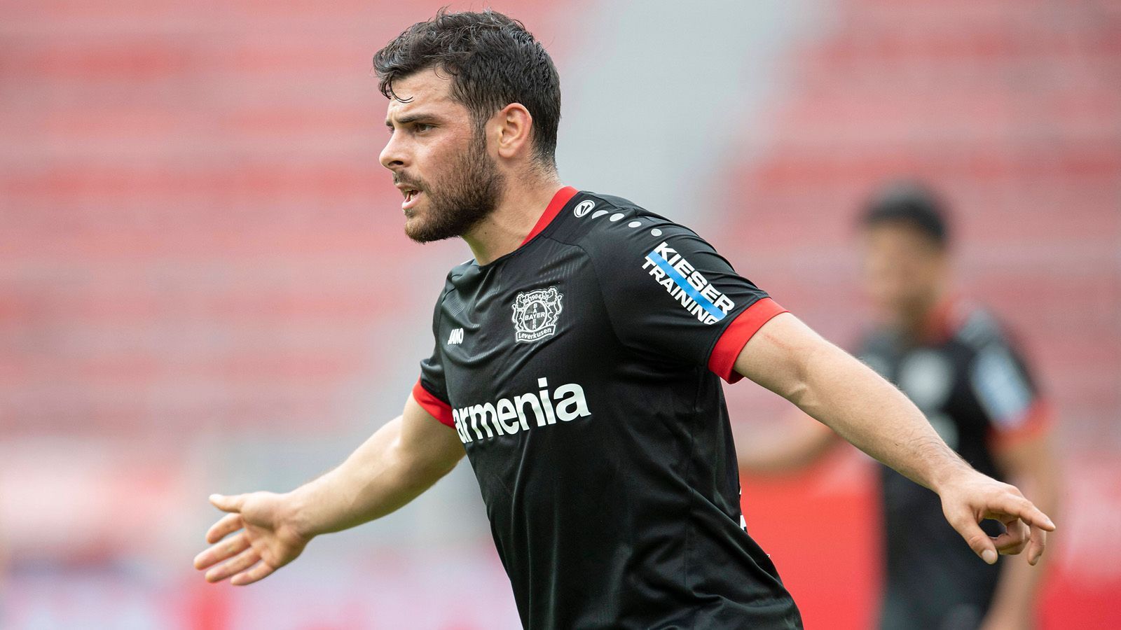 
                <strong>Kevin Volland</strong><br>
                Übernimmt zur Halbzeit die Stürmerposition von Havertz und hat in der 57. Minute die Riesenchance, den Anschlusstreffer zu erzielen, tritt allerdings über den Ball. Das darf ihm nicht passieren. Kurz darauf macht Lewandowski den Deckel drauf. Kommt in der 65. Minute um Zentimeter nicht an eine Hereingabe von Diaby ran. ran-Note: 5
              