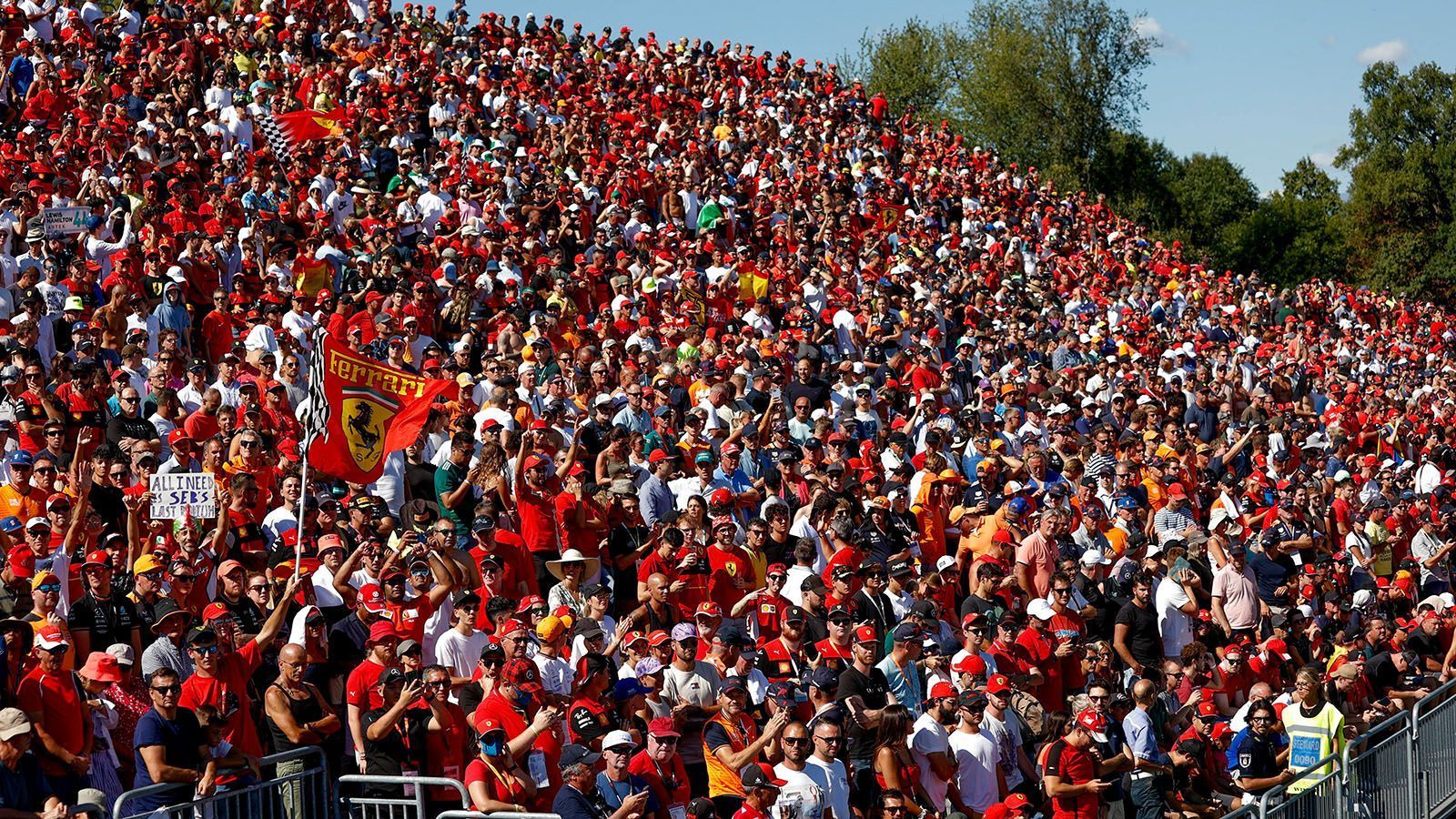 
                <strong>Verlierer: Die Rennleitung und die Fans</strong><br>
                Es hätte ein so spannendes Ende des Rennens werden können. Nachdem Daniel Ricciardo seinen Boliden kurz vor Schluss abstellen musste, sorgte das Safety Car dafür, dass das Feld wieder eng zusammenkam. Doch das Rennen endete hinter dem von Bernd Mayländer gesteuerten Auto, da die Safety-Car-Phase chaotisch verlief und die Bergung zu lange dauerte. Die Fans quittierten das Ende mit einem gellenden Pfeifkonzert. Sicherlich auch, weil Charles Leclerc bei einem Restart eine durchaus realistische Chance gehabt hätte, Max Verstappen noch zu überholen. Der Tenor: Das war kein würdiges Ende.
              