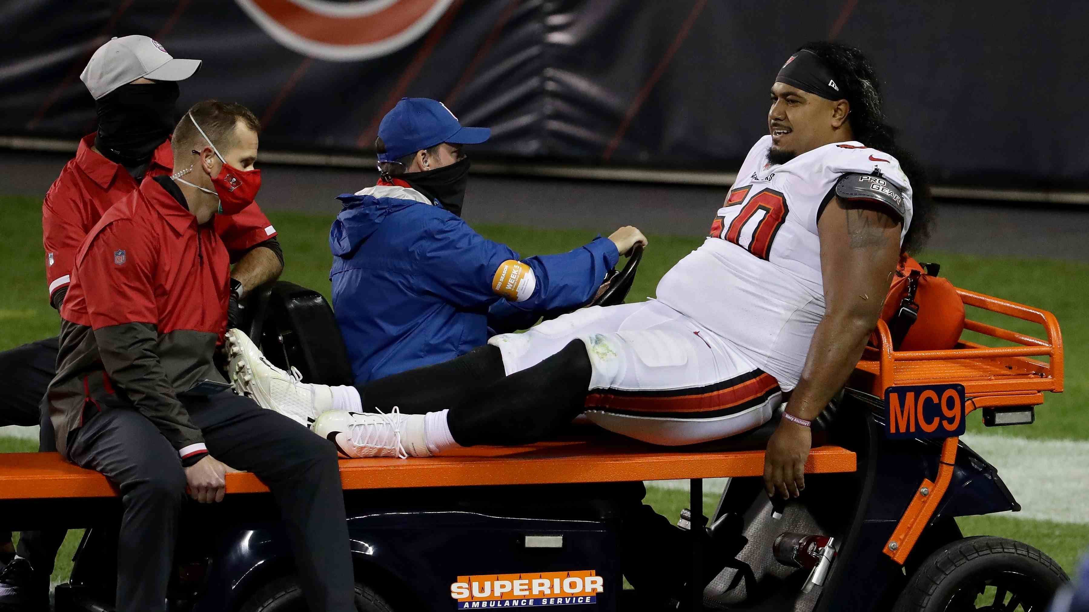 
                <strong>Vita Vea (Tampa Bay Buccaneers) </strong><br>
                Schock für Tom Brady und die Tampa Bay Buccaneers! Wie das Team am Freitag bekannt gab, zog sich Defensive Tackle Vita Vea im Thursday Night Game bei den Chicago Bears einen Beinbruch zu. Damit ist die Saison für den ehemalige Erstrundenpick schon nach wenigen Wochen gelaufen. Für Headcoach Bruce Arians wiegt der Ausfall besonders schwer: "Das ist ein sehr schwerer Verlust. Ich weiß nicht, ob es in dieser Saison einen besseren Nose Tackle gab", so Arians am Freitag. Die Buccaneers mussten bereits in der Vorwoche eine Hiobsbotschaft verkraften, als sich Tight End O.J. Howard einen Achillessehnenriss zuzog. Damit fallen beide Erstrundenpicks der Bucs aus dem Jahr 2017 und 2018 für die gesamte Saison aus. 
              