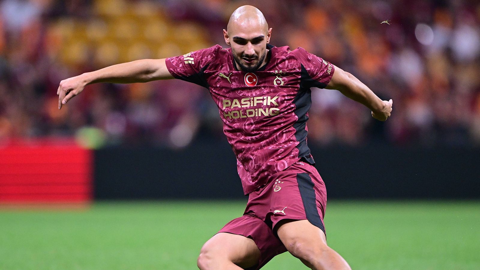 <em><strong>Ahmed Kutucu (Galatasaray Istanbul)</strong><br>Der FC Schalke 04 denkt laut dem türkischen Fernsehsender "Sky Spor" über eine Rückkehr von Ex-Talent Ahmed Kutucu nach. Demnach sollen die Gelsenkirchener für den Stürmer sogar schon ein Angebot bei Galatasaray Istanbul abgegeben haben. Der 25-Jährige konnte sich beim türkischen Topklub nicht durchsetzen, ...</em>