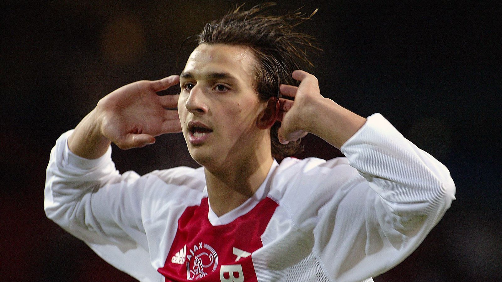 
                <strong>Angriff - Zlatan Ibrahimovic</strong><br>
                Als der Schwede 2001 mit 19 Jahren von Malmö nach Amsterdam kam, war er ein ungeschliffener Diamant, der bei Ajax zum Funkeln gebracht wurde. Sieben Millionen Ablöse sollen die Niederländer für den Stürmer gezahlt haben und müssen sich wohl sicher gewesen sein, dass er zum Star wird. Denn trotz diverser Streits mit seinen Trainern, hielt der Klub immer an ihm fest. In 74 Spielen erzielte der Exzentriker immerhin 35 Tore. Kein Wunder, dass 2004 Juventus Turin auf ihn aufmerksam wurde und für einen Wechsel wohl 16 Millionen Euro auf den Tisch legte. Es folgten Stationen wie Inter Mailand, Barcelona, AC Milan, Paris Manchester United und aktuell LA Galaxy. Sein Karriereende plant der 36-Jährige aber offenbar in der Heimat - bei Ibras Jugendklub Malmö FF.
              
