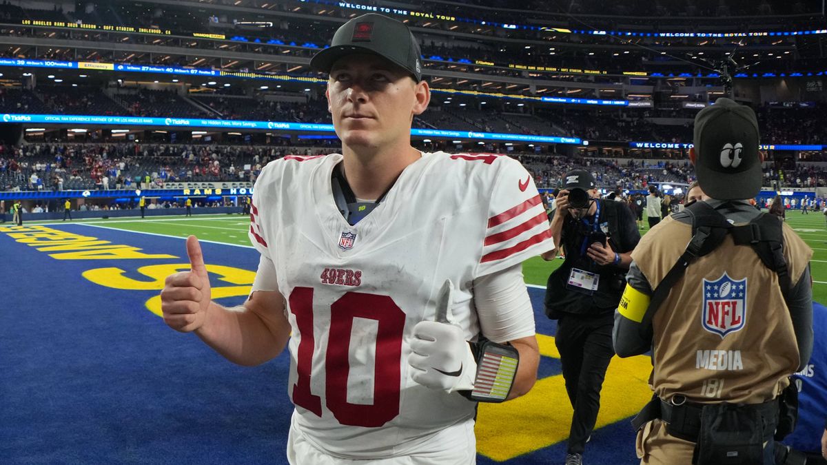 NFL, American Football Herren, USA San Francisco 49ers at Los Angeles Rams Oct 2, 2025; Inglewood, California, USA; San Francisco 49ers quarterback Mac Jones (10) reacts after the game against the ...