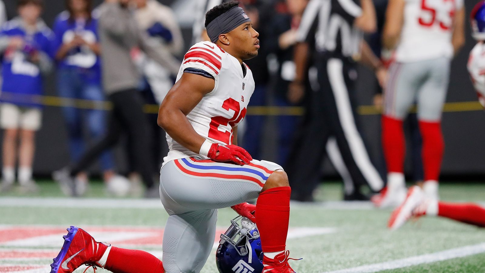 
                <strong>Saquon Barkley (New York Giants)</strong><br>
                Saquon Barkley hat seine Versprechen bislang eingehalten. Mit 100 Scrimmage-Yards gegen die Washington Redskins würde der Running Back mit Edgerrin James gleichziehen und zum dritten Spieler werden, der zwölf Spiele seiner Rookie-Saison mit mindestens 100 Scrimmage-Yards beendet. Eric Dickerson führt diese Statistik mit 13 Spielen an. 
              