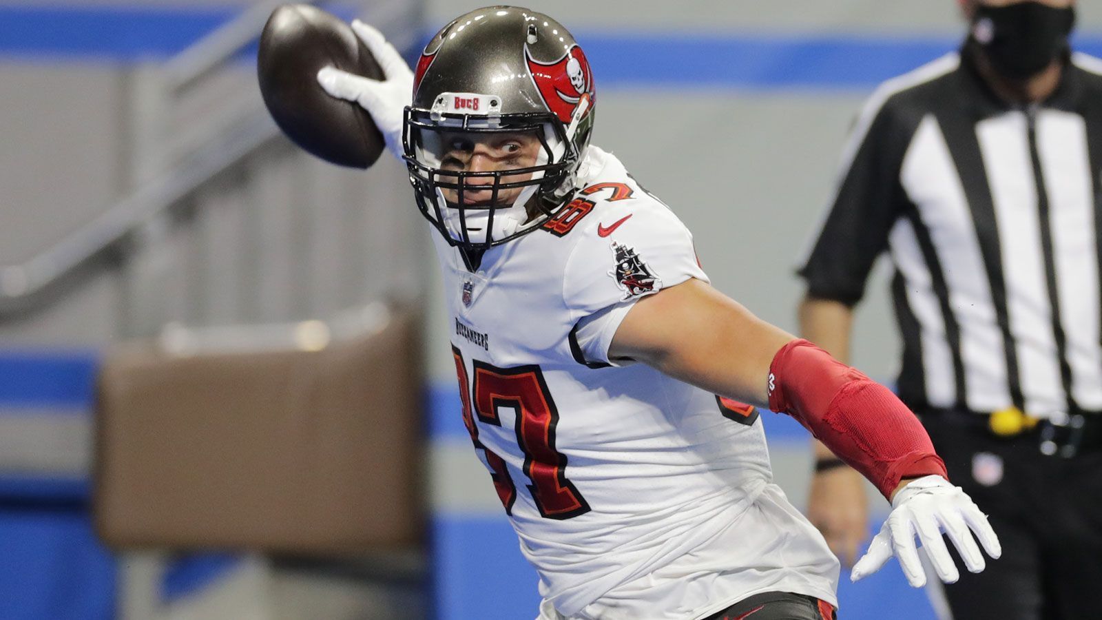 
                <strong>Platz 20: Rob Gronkowski (Tampa Bay Buccaneers)</strong><br>
                Tight EndIn der NFL seit 2010 (Auszeit in der Saison 2019)42. Draft-PickBei den Buccaneers seit 2020Vorher aktiv für die New England Patriots
              