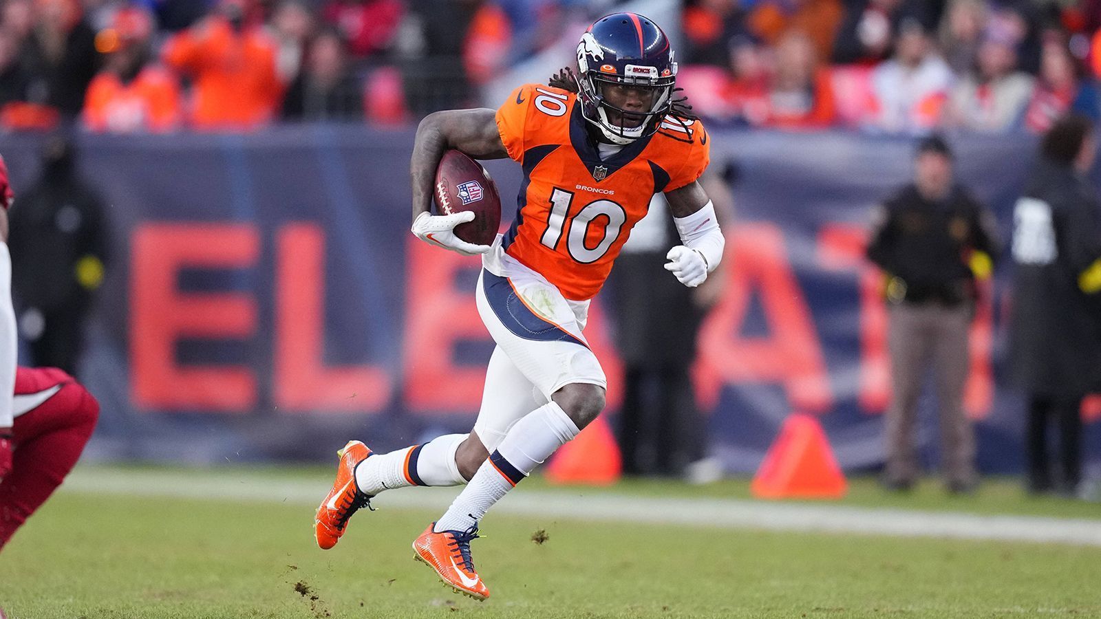 
                <strong>Denver Broncos </strong><br>
                &#x2022; <strong>Name:</strong> Jerry Jeudy<br>&#x2022; <strong>Position:</strong> Wide Receiver<br>&#x2022; <strong>Stats 2022:</strong> 972 Receiving Yards, 67 Receptions, sechs Touchdowns<br>
              