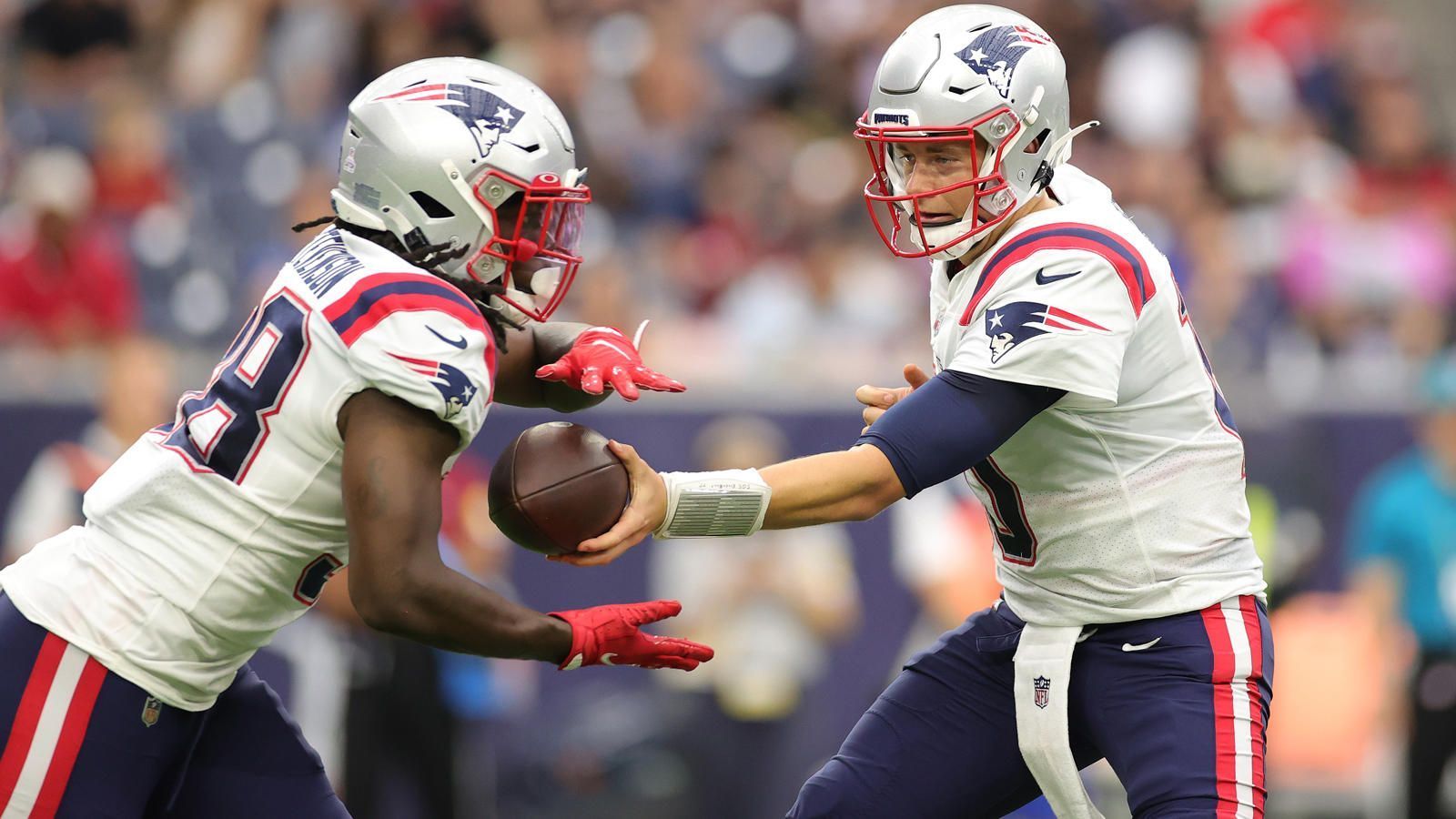 
                <strong>Platz 1: New England Patriots</strong><br>
                Ganz oben stehen die New England Patriots - und das hat natürlich einen Hauptgrund. Mit Mac Jones scheinen die Patriots einen längeren Umbruch zu umgehen, der Quarterback liefert seit Wochen ab und hat New England nach 13 Wochen sogar an die Spitze der AFC geführt. Doch Jones ist nicht der einzige Leistungsträger, der sein erstes Jahr in der NFL erlebt. Defensive Tackle Christian Barmore ist in der Mitte der Defensive Line eine wahre Wucht. Barmore hat zwar erst einen Sack auf dem Konto, doch seine 34 Pressures sind für einen Defensive Tackle ein starker Wert. Neben den ersten beiden Picks gelang Bill Belichick ein weiterer Glücksgriff in der vierten Runde. Running Back Rhamondre Stevenson bildet gemeinsam mit Damien Harris ein brandgefährliches Duo. Seit Woche 9 kommt Stevenson pro Laufversuch auf starke 4,9 Yards.
              