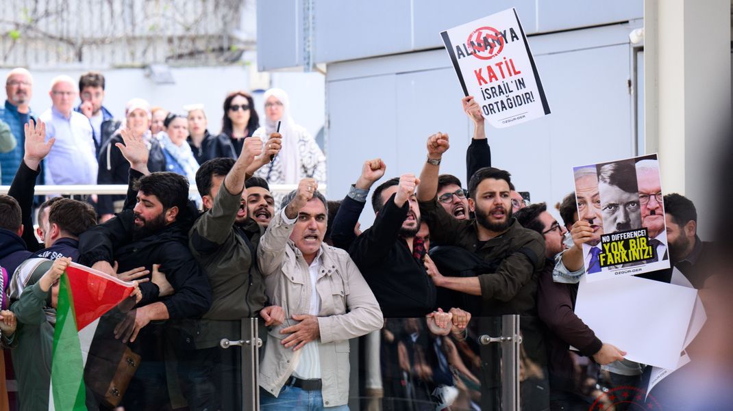 Pro-palästinensische Demonstranten protestieren beim Besuch von Bundespräsident Steinmeier und dem Oberbürgermeister von Istanbul, Imamoglu, im Bahnhof Istanbul Sirkeci.