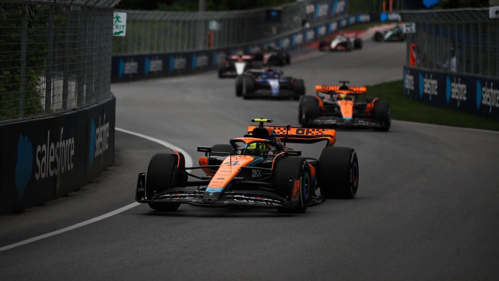 
                <strong>Verlierer: McLaren</strong><br>
                Wenig erfreulicher Tag für McLaren - dabei hatte alles so gut begonnen. Auf den Plätzen sieben und neun waren Lando Norris und Oscar Piastri in den Grand Prix gestartet. Bei dem Rennstall mit den orangefarbenen Boliden machte man sich Hoffnung auf WM-Punkte, doch daraus wurde nichts. Während Piastri am Ende als Elfter im Ziel ankommt, hätte sein Teamkollege durchaus Chancen auf eine Platzierung unter den Top-10 gehabt. Dort befand sich der Brite auch, wäre da nicht die 5-Sekunden-Strafe gewesen. "Unsportliches Verhalten" in der Safety-Car-Phase wird ihm von den Kommissaren zur Last gelegt. Sein Rennstall bleibt trotz der guten Ausgangslage ohne Punkte. 
              