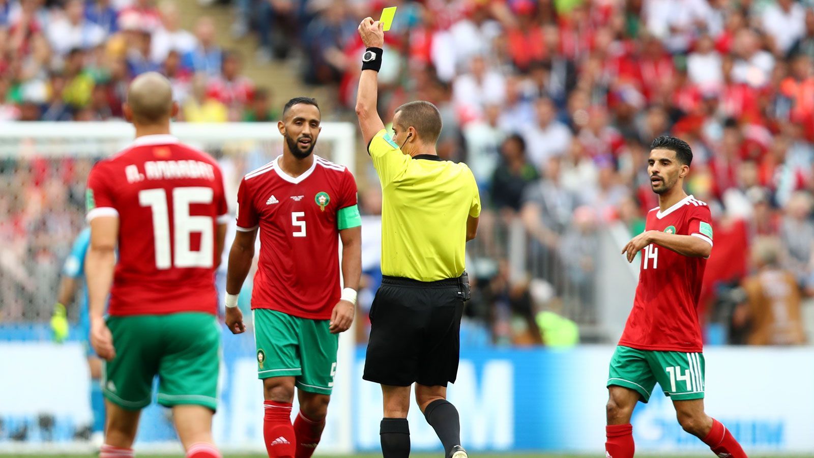 
                <strong>Geigers erster Auftritt beim Turnier</strong><br>
                Für Geiger wird es der zweite Einsatz bei dieser WM sein. Bereits bei Portugals 1:0 über Marokko am vergangenen Mittwoch war er an der Pfeife und geriet schwer in die Kritik. Die Afrikaner beschwerten sich über einen nicht geahndeten elfmeterreifen Stoß von Jose Fonte gegen Khalid Boutaib. Der Europameister fühlte sich benachteiligt, weil Medhi Benatia um eine Gelb-Rote Karte herumkam. Zudem berichtete Marokkos Nordin Amrabat nach dem Spiel im niederländischen TV-Sender "NOS", dass Geiger während der Partie bei Portugals Pepe wegen dessen Trikot angefragt haben soll. Das bestritt der US-Amerikaner öffentlich.
              