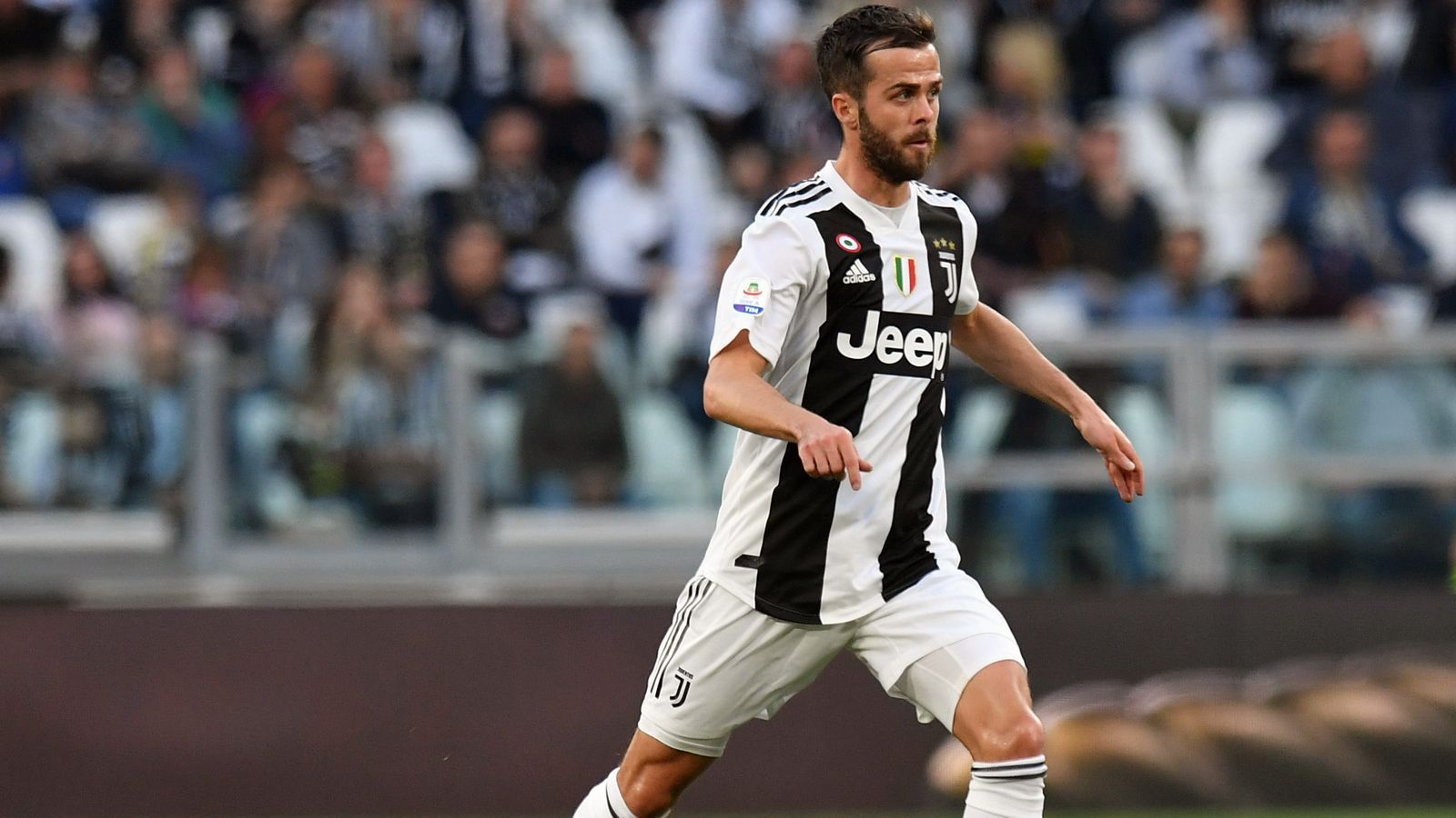 
                <strong>Möglicher Abgang Miralem Pjanic</strong><br>
                Erst im August 2018 verlängerte der Bosnier Miralem Pjanic vorzeitig bis 2023 bei Juventus Turin. Dennoch nannte "Tuttosport" den 29 Jahre alten Mittelfeldspieler zuletzt als möglichen Verkaufskandidaten im Sommer 2019. Dem Bericht nach werden Manchester City, Real Madrid und Paris Saint-Germain als mögliche Interessenten für den Nationalspieler eingeschätzt. In der laufenden Saison kam der Routinier bislang zu 43 Einsätzen (vier Tore, acht Vorlagen) für die "Alte Dame".
              