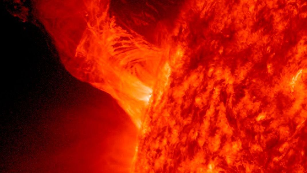 Vergleichsbild: Auf diesem NASA-Bild zeigt sich ein Sonnenausbruch. Magnetische Kräfte treiben den Plasmafluss an - das Plasma fällt hier allerdings in die Sonne zurück.