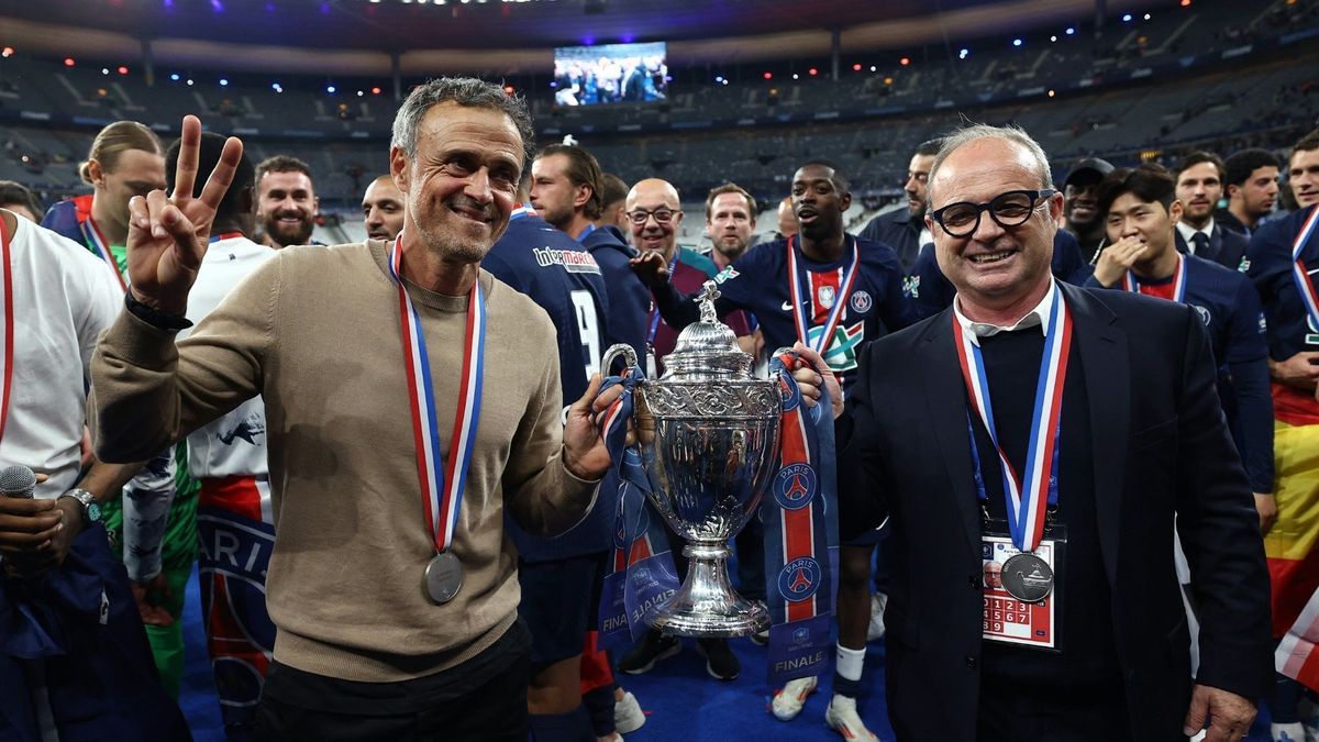 Der zweite Streich: Luis Enrique (l.) mit dem Pokal