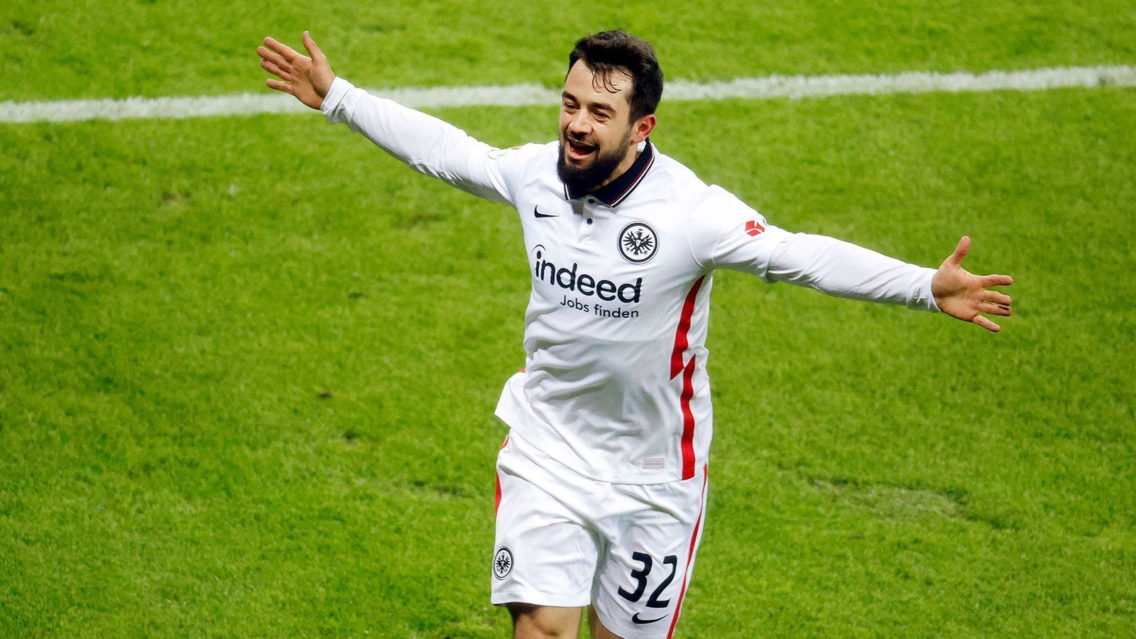 
                <strong>Zieht Eintracht die Kaufoption bei Younes?</strong><br>
                Der Verbleib von Amin Younes gilt hingegen als ziemlich sicher. Die Leihgabe vom SSC Neapel soll laut "Sky" nur rund zwei bis drei Millionen Euro kosten. Eine Summe, die den Frankfurtern nicht wehtun dürfte, wenn sie die Leistungen des 27-Jährigen betrachten. In der Rückrunde zeigte Younes, dass er der X-Faktor im Offensivspiel sein kann und verhalf der Eintracht nicht nur in der Partie gegen den FC Bayern mit einem wunderschönen Tor zum Sieg. Die Belohnung gab es erst kürzlich: Jogi Löw nominierte ihn für die Nationalmannschaft. Vielleicht fährt Younes im Sommer zu EM.
              