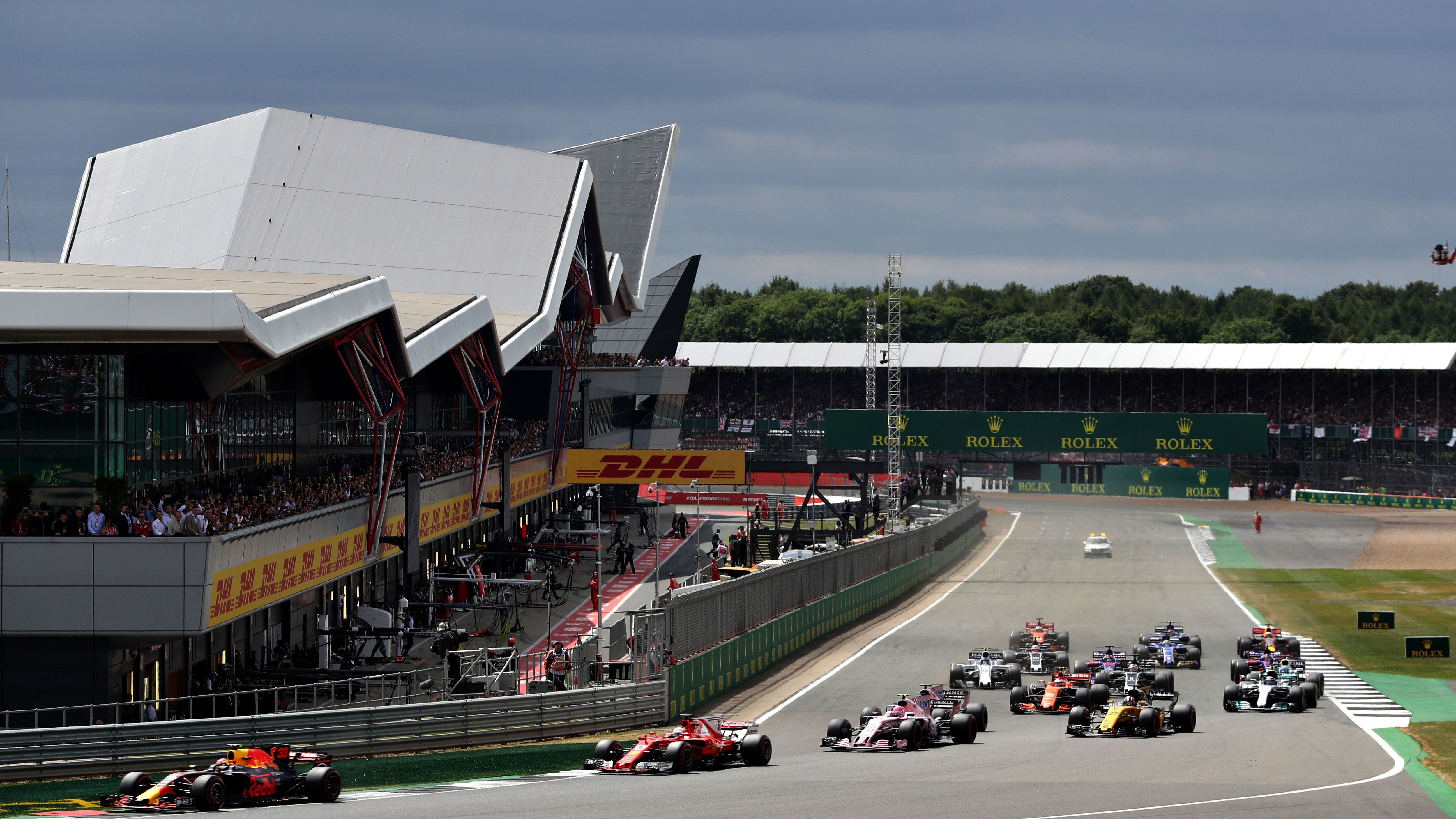 
                <strong>Silverstone Circuit Silverstone, Großbritanien</strong><br>
                Die britische Rennstrecke gilt als Heimat des Motorsports auf der Insel. 1950 fand in Silverstone der erste Formel-1-Weltmeisterschaftslauf überhaupt statt. Bis 1986 fand der Großbritannien Grand Prix abwechselnd in Silverstone, Aintree und Brands Hatch statt, ehe Silverstone seit 1987 die Stammstrecke der Formel 1 beim Großbritannien-Rennen ist. Siege von Lewis Hamilton werden dort erwartungsgemäß überschwänglich gefeiert. Mit fünf Siegen ist er gemeinsam mit Alan Prost Rekordsieger von Silverstone. Die aktuelle Streckenlänge beträgt seit 2010 5,891 Kilometer.
              