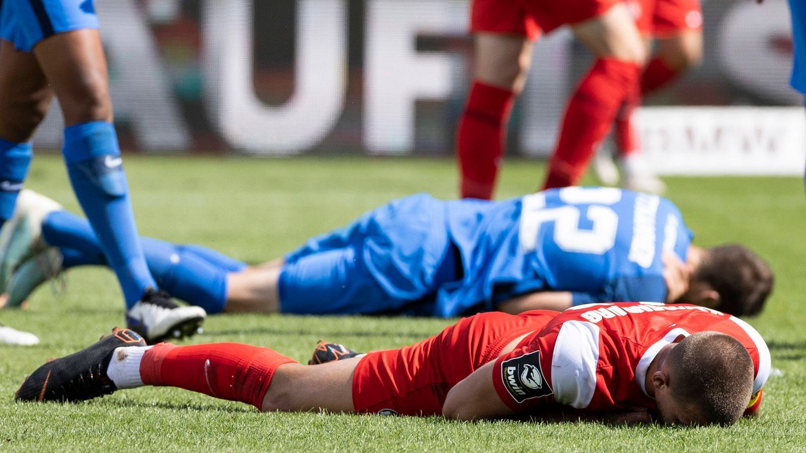 
                <strong>Die erhoffte Wiedergutmachung</strong><br>
                Der 1. FC Kaiserslautern unterlag trotz seines guten Kaders am 2. Spieltag gegen den SV Meppen mit 0:1. Trainer Antwerpen ist davon überzeugt, dass seine Mannschaft um Wiedergutmachung bemüht sein wird: "Wir haben eine sehr kritikfähige Mannschaft, die verstanden hat, was in Meppen nicht gut gelaufen ist. Wir haben dieses Spiel aufgearbeitet und ich gehe davon aus, dass die Mannschaft ab sofort mit einem anderen Gesicht auftreten wird."
              