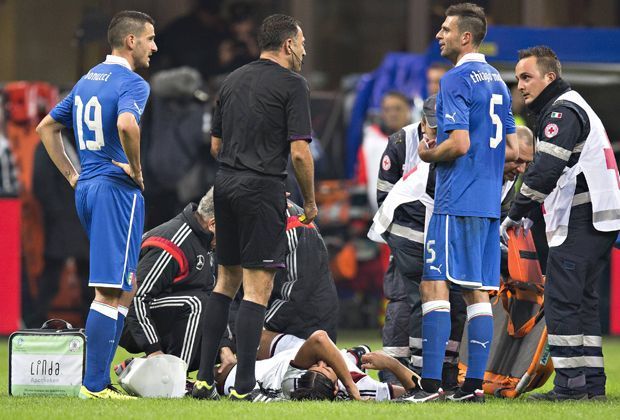 
                <strong>November 2013: Kreuzbandriss</strong><br>
                Lange ist nicht klar, ob Khedira rechtzeitig zur WM fit wird. Nach einem halben Jahr Pause inklusive Reha steht der Real-Madrid-Star im Champions-League-Finale wieder auf dem Rasen. Nach der Turboheilung ist er überraschenderweise auch zur WM wieder fit.
              