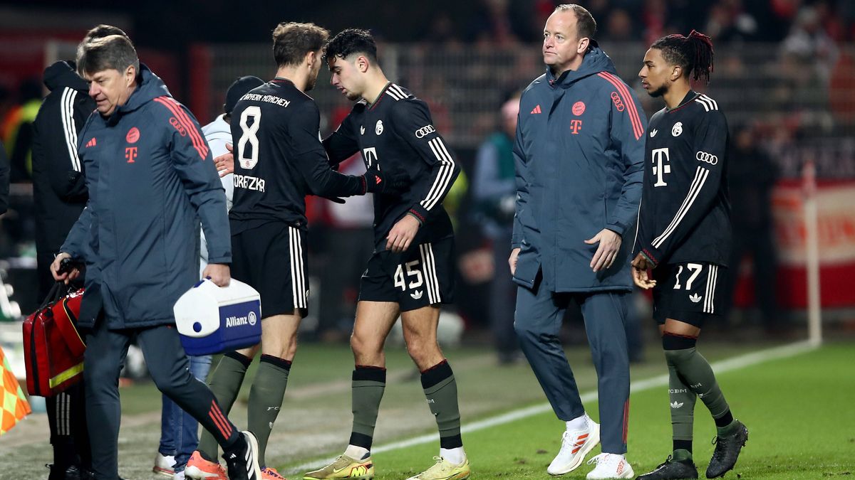 03.12.2025, xtgx, Fussball DFB Pokal 1 8 Finale, Union Berlin - FC Bayern München v.l. Aleksandar Pavlovic (FC Bayern Muenchen) verletzt, Verletzung, Schmerz, Schmerzen Leon Goretzka (FC Bayern Mue...