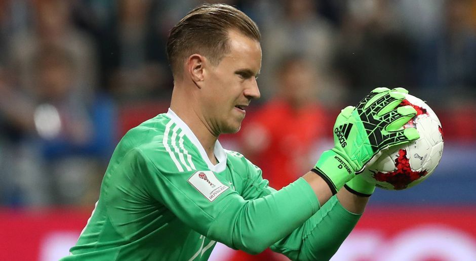 
                <strong>Marc-Andre ter Stegen</strong><br>
                Schon nach sechs Minuten muss der Barca-Keeper hinter sich greifen - und ist bei Sanchez' Tor chancenlos. Anschließend pariert er mehrmals, besonders stark bei Sanchez'  Flachschuss kurz vor der Pause. Bei Vargas' Lattenknaller vorher ist der Torwart im Glück. ran-Note: 2
              