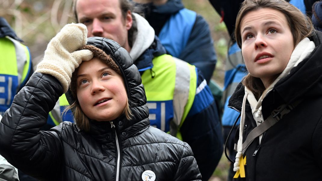 Die Klimaaktivistinnen Luisa Neubauer und Greta Thunberg stehen im von Klimaaktivisten besetzten Braunkohleort Lützerath. 