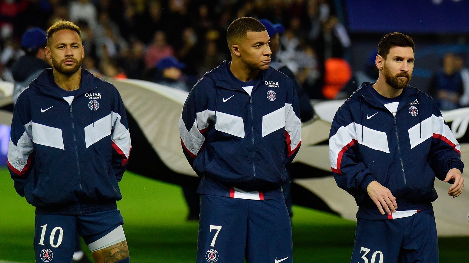 
                <strong>Paris Saint-Germain</strong><br>
                Auch die Zukunft von Trainer Christophe Galtier bei Paris Saint-Germain ist nicht sicher, die Zeichen sollen aber laut "Sky" in Richtung Entlassung oder Freistellung gehen. Zieht es Nagelsmann im Sommer also in die französische Hauptstadt? Jedoch soll der 35-Jährige schon in München mit ein paar Superstars Probleme gehabt haben. Da es bei PSG allerdings nur so voller Stars - denen ein schwieriger Umgang nachgesagt wird - wimmelt, kann Paris als neuer Trainerjob von Nagelsmann als eher unwahrscheinlich eingestuft werden.
              