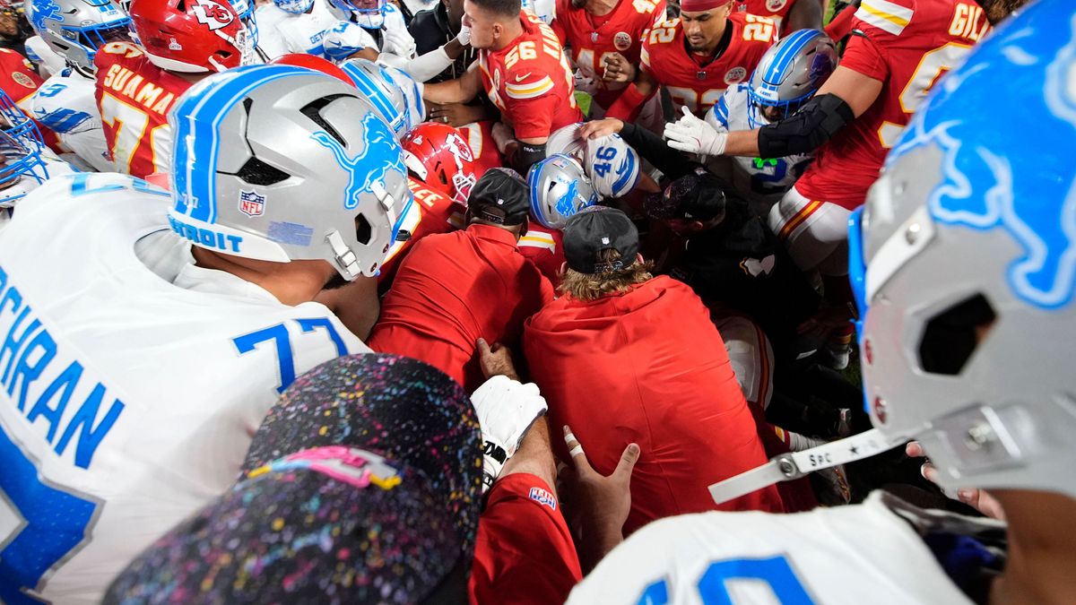 NFL, American Football Herren, USA Detroit Lions at Kansas City Chiefs Oct 12, 2025; Kansas City, Missouri, USA; Detroit Lions safety Brian Branch (32) and Kansas City Chiefs wide receiver Juju Smi...