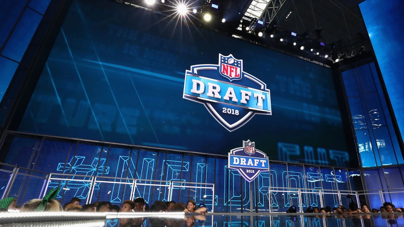 
                <strong>Teams, die einen guten Draft brauchen</strong><br>
                Der NFL Draft steht vor der Tür. In der Nacht auf Freitag ab 1:40 Uhr LIVE auf ProSiebenMAXX und ran.de werden die besten College-Talente des Landes von NFL-Teams ausgewählt. Doch welche Teams stehen am meisten unter Zugzwang, weil sich die Personallage in der Free Agency eher angespannt als entspannt hat? ran hat acht Teams für euch, die für eine gute Saison einen erfolgreichen Draft brauchen.
              