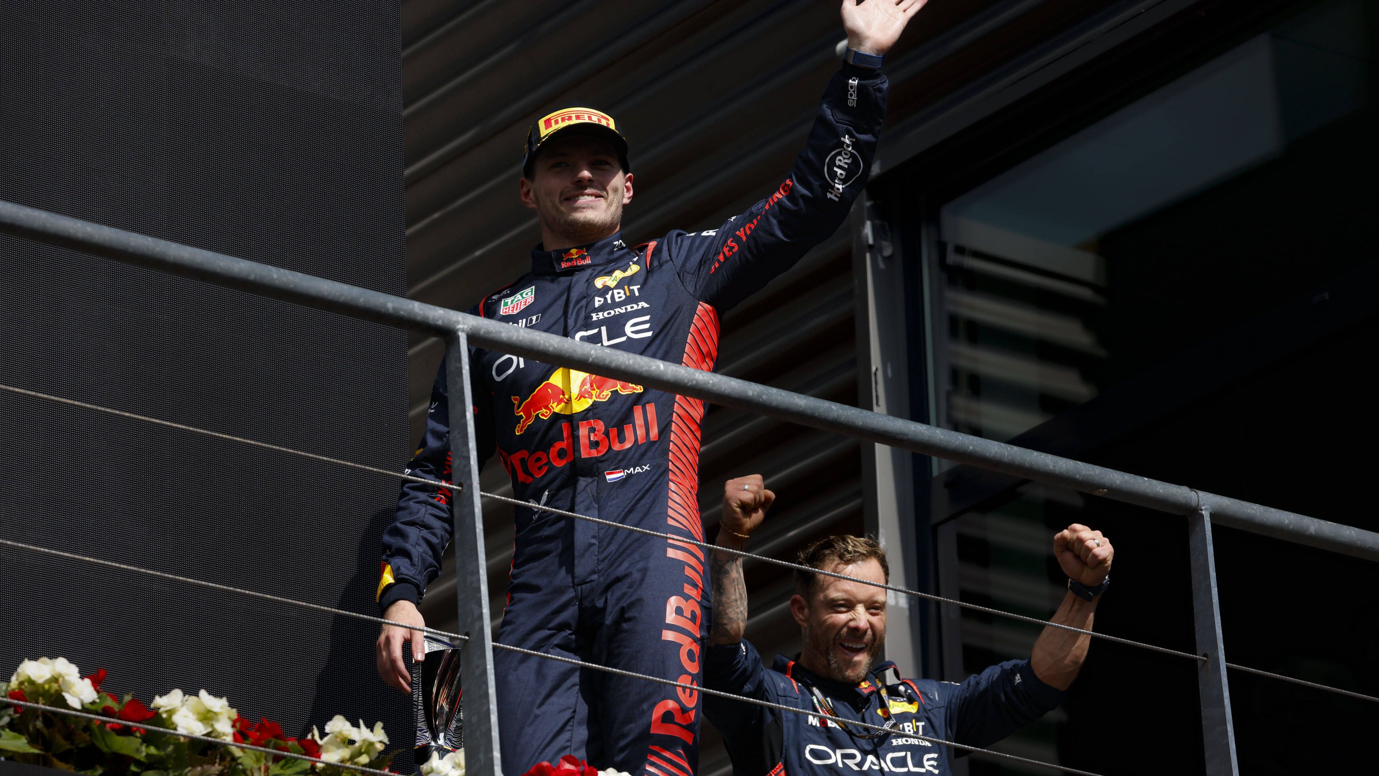 <strong>Max Verstappen (Gewinner)</strong><br>Er ist der Weltmeister, der Seriensieger, der Dominator, der sich anschickt, einen Rekord nach dem anderen zu brechen. Der dritte WM-Titel ist inzwischen nur noch Formsache, und wie er die Konkurrenz beherrscht, demütigt und entnervt, ist eine sehenswerte Erfolgsgeschichte. "Es ist in der Entwicklung noch kein Ende abzusehen. Er findet das Limit und geht mit den Reifen unglaublich schonend um. Wir können vor ihm als Team nur den Hut ziehen", sagt Red Bulls Motorsportberater Helmut Marko, der seinen Schützling als einen "der ganz Großen des Sports" bezeichnet.