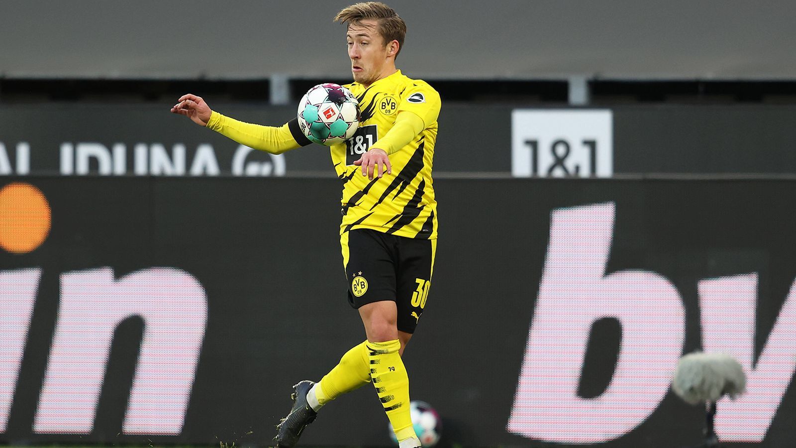 
                <strong>Felix Passlack (Borussia Dortmund)</strong><br>
                Eigengewächs Felix Passlack machte schon mit 17 Jahren sein Debüt beim BVB, schaffte dann aber nie den endgültigen Durchbruch. Obwohl es auch Zeiten gab, in denen der Bedarf auf den Außenverteidiger-Positionen groß war. Leihen nach Hoffenheim, Norwich und Sittard (Belgien) ließen ein paar Jahre ins Land gehen. Im Sommer bekam der BVB Passlack nicht los, dann wurde er zur wichtigen Alternative. Vier Bundesliga-Startelfeinsätze in dieser Saison stehen derzeit zu Buche. Trotzdem wird der Vertrag wohl nicht mehr verlängert, auch um Platz im Kader zu schaffen.
              