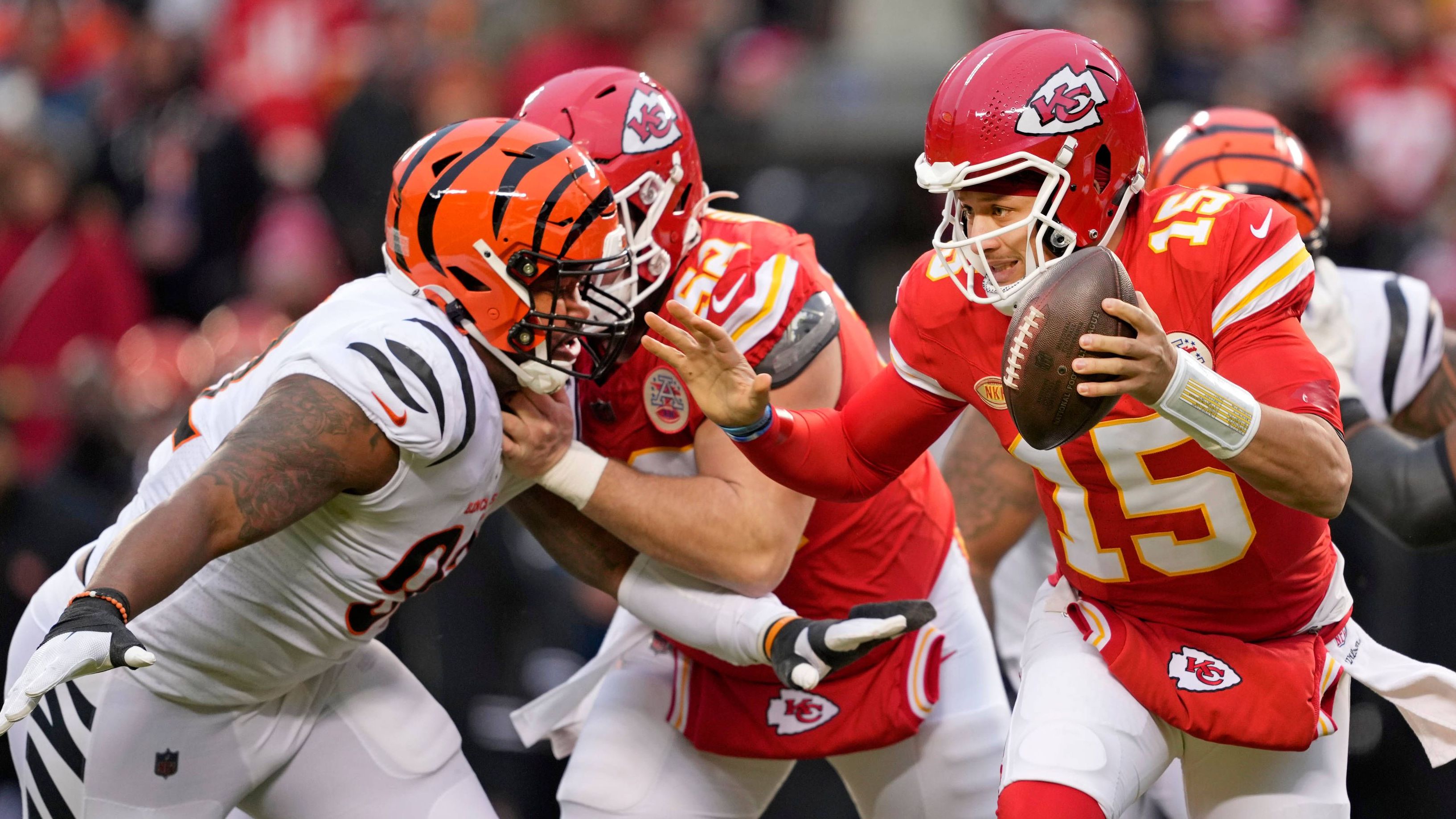 <strong>Cincinnati Bengals<br></strong>Wobei auch die zwei weiteren Paarungen äußerst vielversprechend sind. Da wäre zum einen die Begegnung von Kansas City gegen die Bengals, die dann wieder auf den derzeit noch verletzten Quarterback Joe Burrow zurückgreifen können. Ohne den Spielmacher gab es im Dezember eine 17:25-Niederlage gegen Mahomes, Reid und Co.