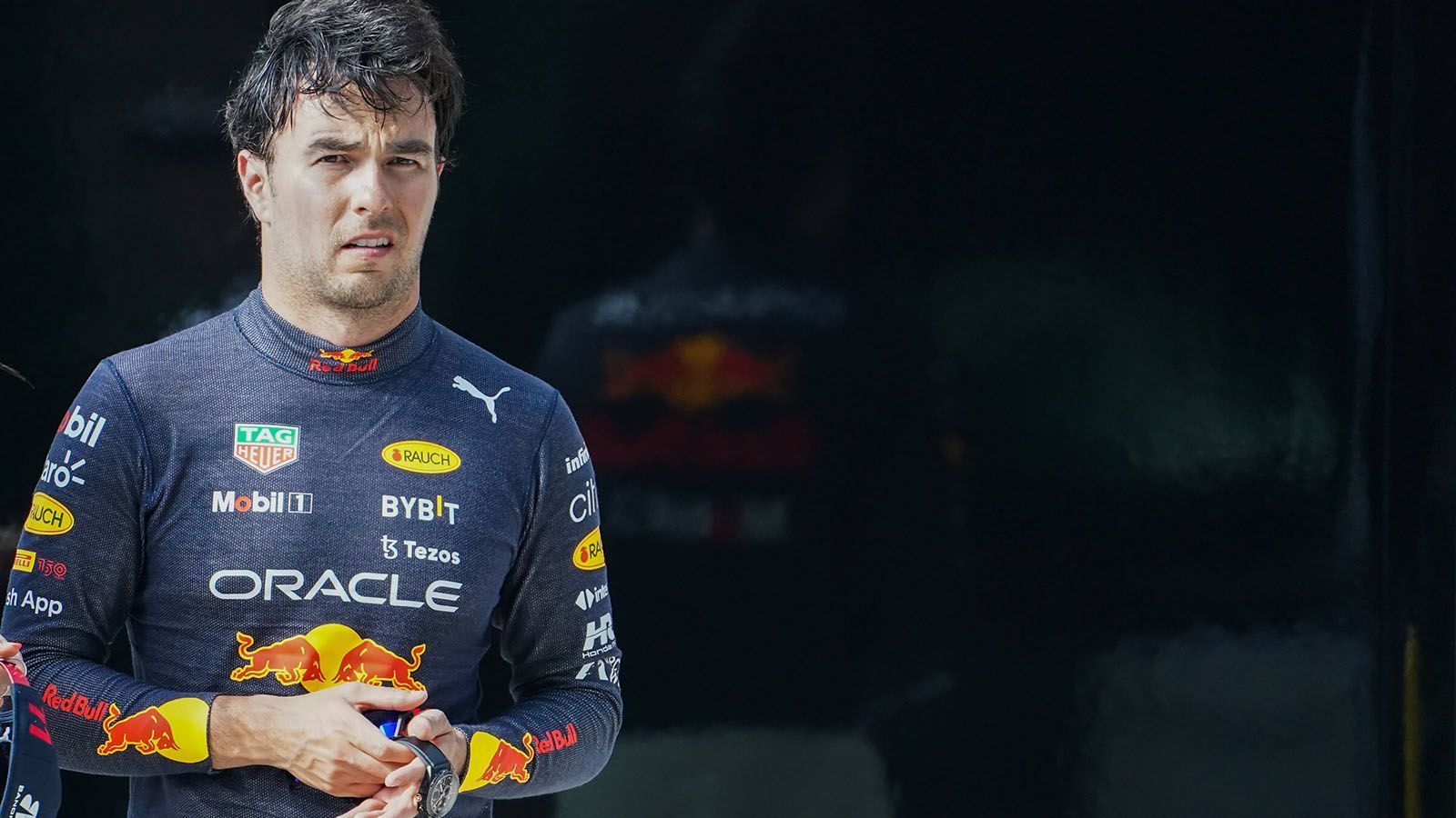 
                <strong>Sergio Perez (Red Bull)</strong><br>
                Fährt konstant und kann Verstappen auch strategisch unterstützen. Ist im Qualifying deutlich näher an seinem Teamkollegen, als noch im letzten Jahr. Hatte in Bahrain - wie auch Verstappen - technische Probleme. Hat seitdem in jedem Rennen gute Punkte erzielt, stand zweimal auf dem Podium und sorgte in Imola für den ersten Red-Bull-Doppelsieg seit 2016. Scheint mit dem Auto zudem ein wenig besser umgehen zu können als Verstappen. ran-Note nach fünf Rennen: 
              