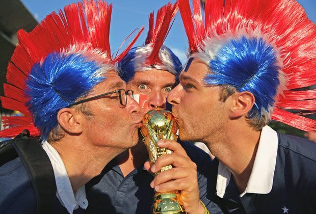 
                <strong>Verrückt, sexy, skurril: Fans in Brasilien</strong><br>
                An Toren hat es der "Equipe Tricolore" im Spiel gegen Ecuador noch gefehlt - den Optimismus hingegen haben die französischen Fans nicht verloren.
              
