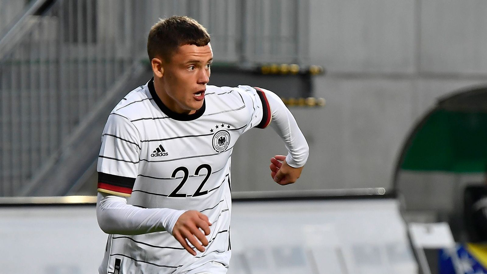 
                <strong>Florian Wirtz</strong><br>
                Zweites Spiel für die deutsche U21, zweiter Startelf-Einsatz für den 17 Jahre alten Leverkusener. Kein Wunder, Wirtz ist auch sofort präsent, bietet sich immer wieder an, will den Ball haben und zeigt schon in Ansätzen, warum nicht nur U21-Bundestrainer Stefan Kuntz, sondern der komplette DFB große Stücke auf ihn hält. Leider muss Wirtz bereits in der 26. Minute angeschlagen für Jonathan Burkhardt ausgewechselt werden. ran-Note: 3
              