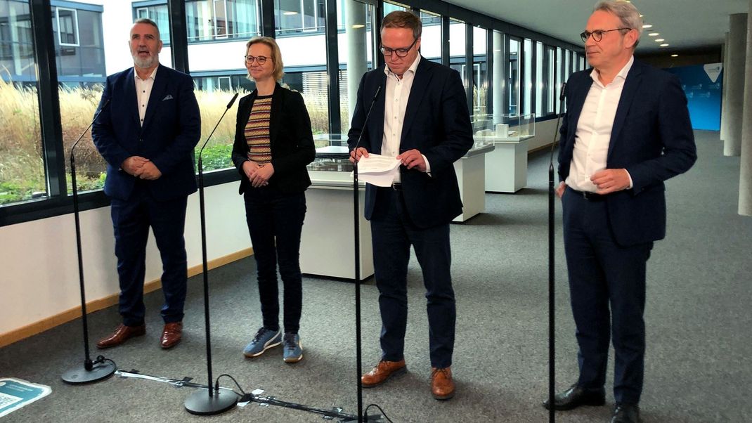 28. Oktober 024, Thüringen, Erfurt (v. l.): Co-Landesvorsitzender des BSW, Steffen Schütz, Katja Wolf, BSW-Fraktionschefin, CDU-Fraktionschef Mario Voigt und Georg Maier, Thüringer SPD-Parteichef und geschäftsführender Innenminister von Thüringen, stehen im Landtag von Thüringen beieinander.