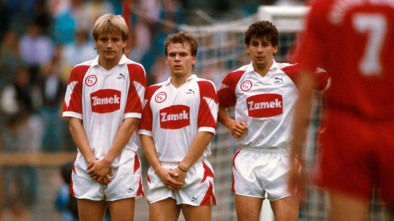 
                <strong>Fortuna Düsseldorf (91/92)</strong><br>
                Fortuna Düsseldorf (Saison 1991/92): Sechs Spiele, sechs Niederlagen - Torverhältnis: 4:15 (-11).Endplatzierung: 20. mit 24-52 Punkten und 41:69 Toren. Abstieg.
              