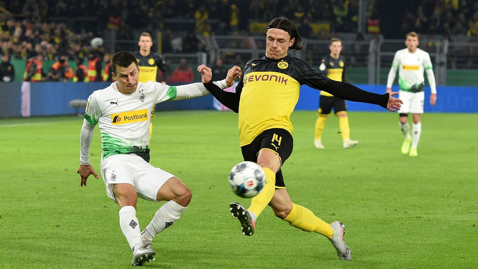 
                <strong>Nico Schulz (Borussia Dortmund)</strong><br>
                Vom ehemaligen Gladbacher kommen einige Läufe in die Tiefe, defensiv präsentiert er sich manchmal zu sorglos. Für Schulz ist nach dem 1:1 Feierabend - weil Favre mehr Risiko geht und Götze bringt. ran-Note: 3
              