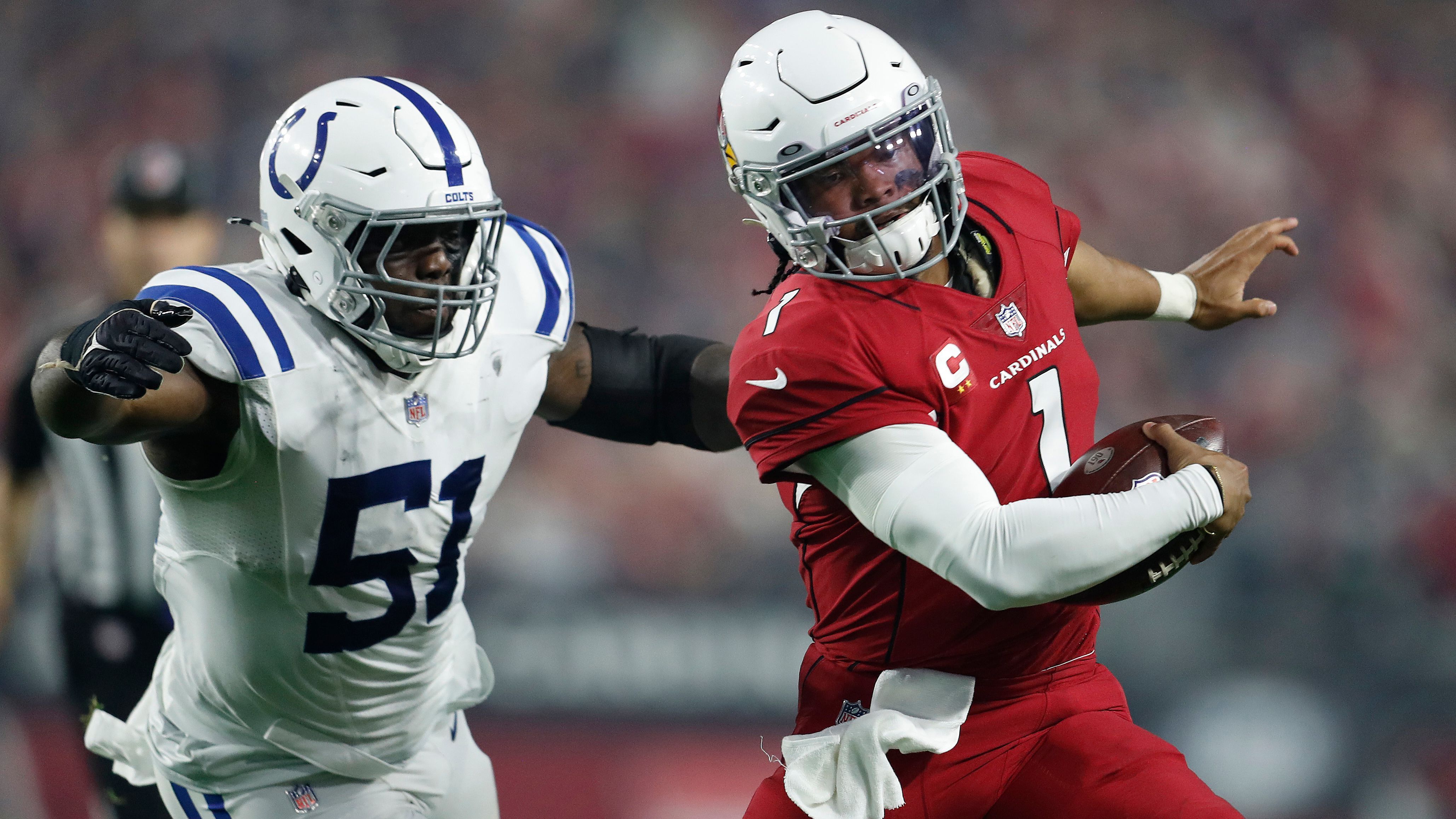 
                <strong>Verlierer: Arizona Cardinals</strong><br>
                Je näher die Playoffs rücken, um so mehr wackeln die Arizona Cardinals. Lag man vor Wochen noch an der Spitze der NFC und hatte das Freilos in der Wild-Card-Round in der Tasche, ist die Hoffnung auf die Bye Week nach der dritten Niederlage in Folge verflogen. Man merkt der Offense deutlich die Abwesenheit des verletzten Star-Receivers DeAndre Hopkins an. Kyler Murray warf erneut nur einen Touchdown-Pass. In den vergangenen drei Spielen verzeichnete der First-Overall-Pick im Draft 2019 mit drei Interceptions derer mehr als erzielte Passing Touchdowns (zwei).
              