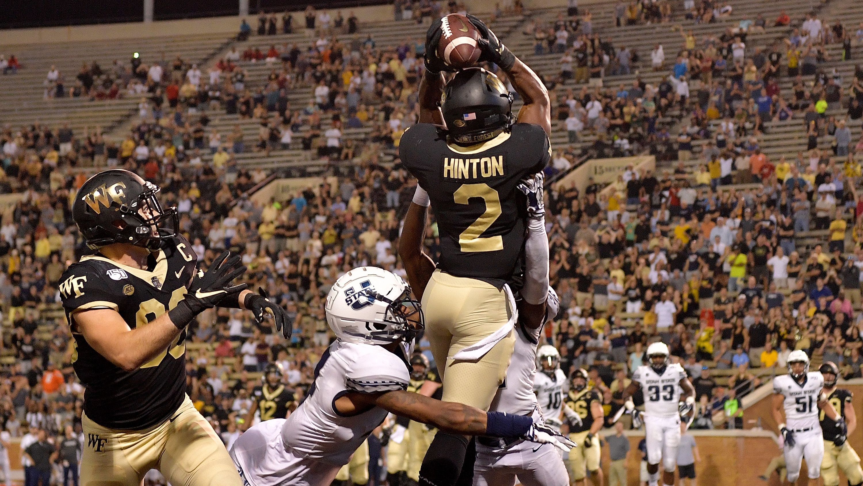 
                <strong>Denver Broncos: Das ist Notfall-Quarterback Kendall Hinton</strong><br>
                In seiner letzten Saison in Wake Forest sorgte Hinton dann nach einem Positionswechsel auf Wide Receiver für Aufsehen, als er 73 Receptions über 1.001 Yards und vier Touchdowns verbuchen konnte. Mit 13,7 Yards pro Catch etablierte er sich als Waffe mit starken Yards-after-Catch-Zahlen und binnen kürzester Zeit als einer der Top-Receiver seiner College-Conference (ACC).
              