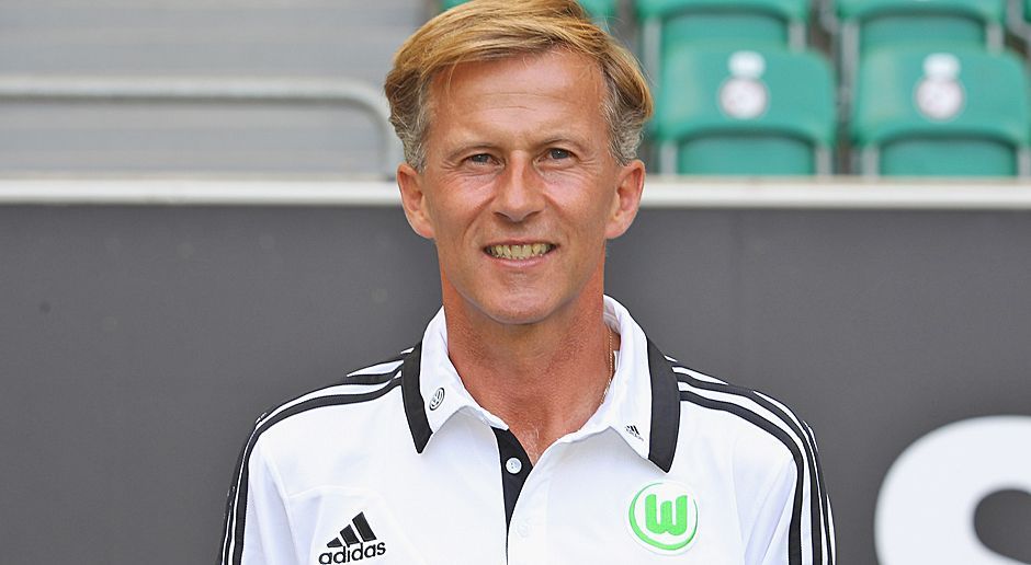 
                <strong>Andries Jonker</strong><br>
                Andries Jonker ist der neue Chef-Trainer des VfL Wolfsburg. Der 54-Jährige, der zuletzt Nachwuchsleiter der Arsenal-Jugend war, soll die "Wölfe" im Abstiegskampf unterstützen und aus der gefährlichen Tabellen-Region führen. Der ehemalige Co-Trainer von Louis van Gaal erhält einen Vertrag bis 2018. 2002 bis 2003 trainierte das niederländische Duo den FC Barcelona, 2009 bis 2011 den FC Bayern München. Zudem assistierte Jonker zur Saison 2012/2013 Felix Magath als Co-Trainer beim VfL.
              