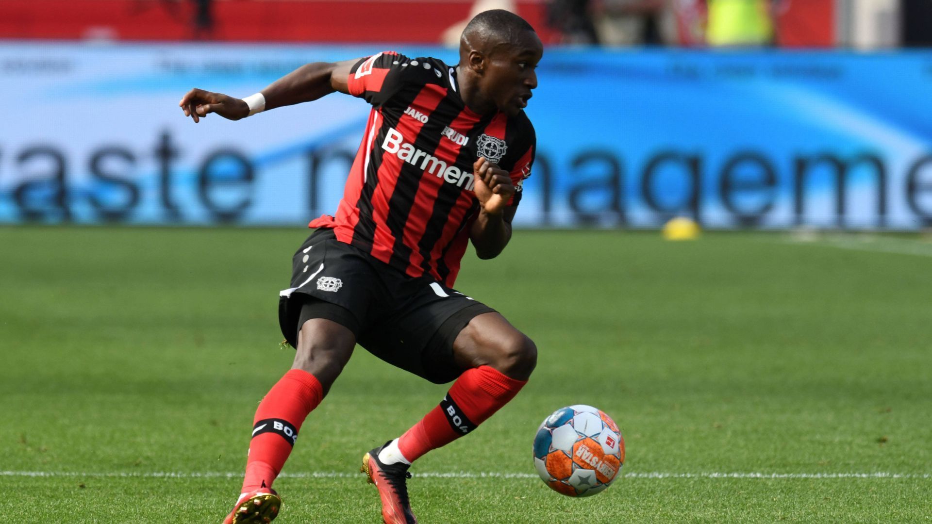 
                <strong>Moussa Diaby (Bayer Leverkusen)</strong><br>
                Die Einkaufstour könnte den neureichen Premier-League-Klubs auch nach Deutschland führen. Wie der "Daily Telegraph" berichtet, liegt bereits eine Anfrage aus dem Norden Englands für Bayers 22 Jahre alten Flügelflitzer vor. Diaby, dessen Vertrag in Leverkusen noch bis 2025 gilt, soll einem Wechsel in die Premier League nicht abgeneigt sein.
              