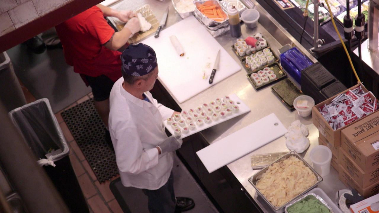 Im Abenteuersupermarkt im US-Bundesstaat Connecticut werden Donuts, Torten und Mozzarella vor den Augen der Kund:innen hergestellt. Da darf Sushi natürlich auch nicht fehlen.