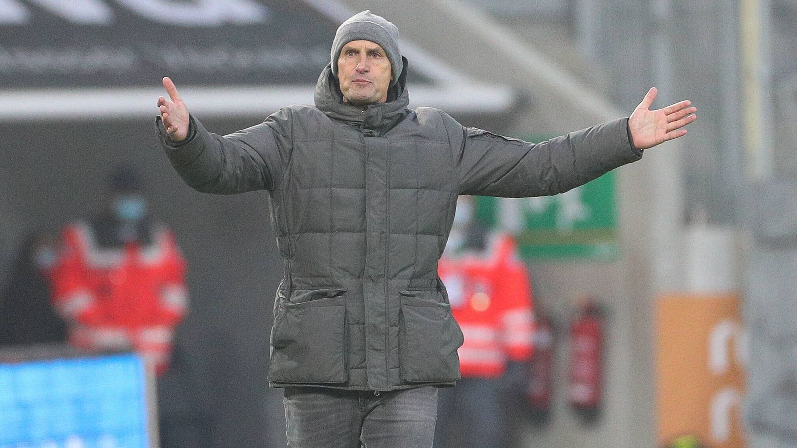 
                <strong>FC Augsburg: Heiko Herrlich (Vertrag bis 2022)</strong><br>
                "Druck hat man in meiner Position immer", sagte der FCA-Trainer kürzlich und dennoch stehen die Augsburger bisher sehr stabil. Sechs Punkte Vorsprung auf Platz 16, aber auch nur fünf Zähler Rückstand auf Europa-League-Platz sechs. Unter Herrlich soll sich Augsburg aber auch weiterentwickeln. Diese Entwicklung bleibt abzuwarten. Derzeit ist keine wirkliche Tendenz zu erkennen. 
              