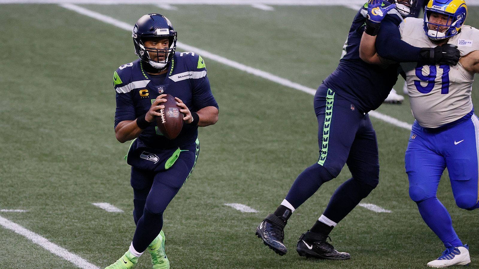 
                <strong>Platz 3: Russell Wilson</strong><br>
                Der Quarterback der Seattle Seahawks sichert sich die Bronze-Medaille.
              