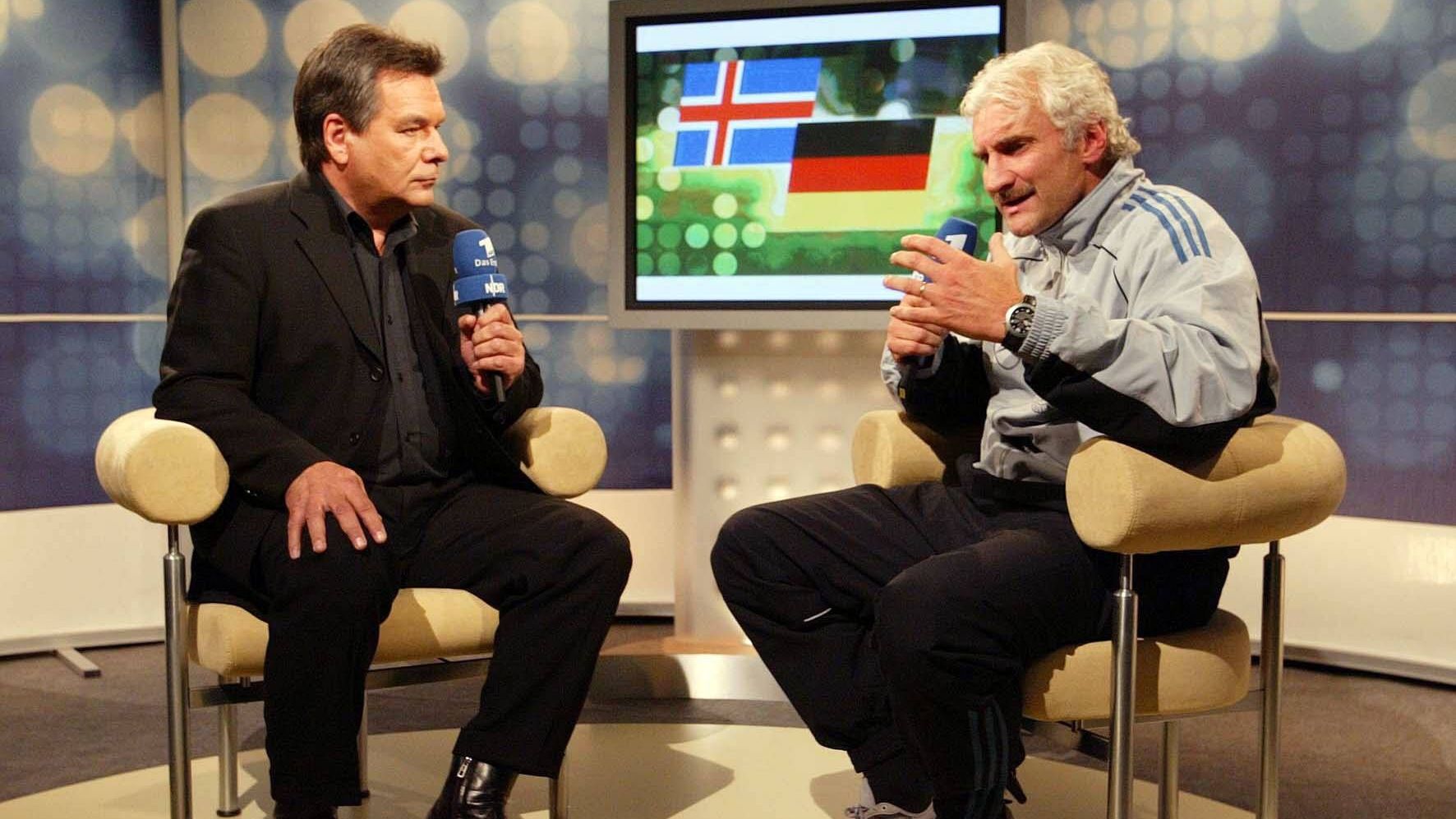 <strong>September 2003: Weizenbier-Wutrede</strong> <br>Es ist eines der legendärsten Interviews der deutschen Fußballgeschichte: Rudi Völler redete sich nach einem 0:0 im EM-Qualifikationsspiel auf Island im Gespräch mit ARD-Moderator Waldemar Hartmann in Rage. Der DFB-Coach stempelte die Berichterstattung von Gerhard Delling und Günter Netzer als "Scheißdreck" und "Käse" ab und unterstellte Hartmann, er habe "drei Weizenbiere" getrunken.