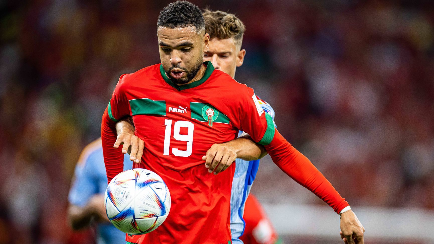 
                <strong>Youssef En-Nesyri (Stürmer)</strong><br>
                Der Torheld gegen Portugal. Agiert oftmals als einzige Spitze. So reibt sich der Profi des FC Sevilla in vielen Zweikämpfen auf, weiß sich aber auch zu behaupten. Bereits gegen Kanada war der 25-Jährige erfolgreich und ist mit insgesamt drei Treffern der beste WM-Torschütze der marokkanischen Fußballgeschichte.
              