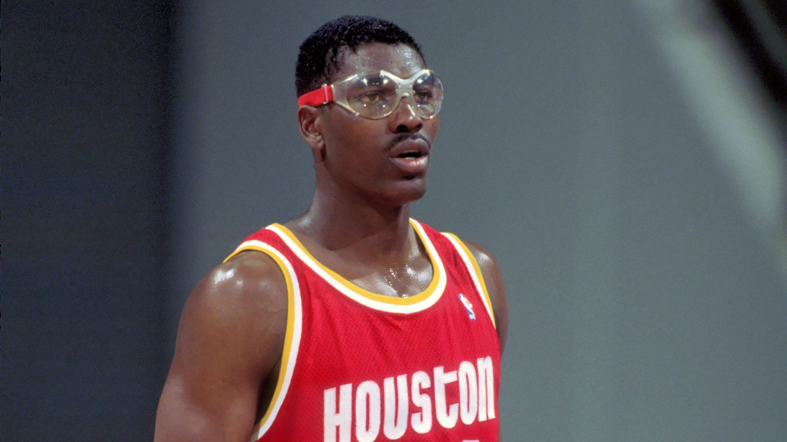 <strong>Hakeem Olajuwon (Houston Rockets)</strong><br>Jahr: 1992<br>Gegner: Dallas Mavericks<br>Statline: 19 Punkte, 13 Rebounds, 6 Assists, 5 Blocks, 5 Steals