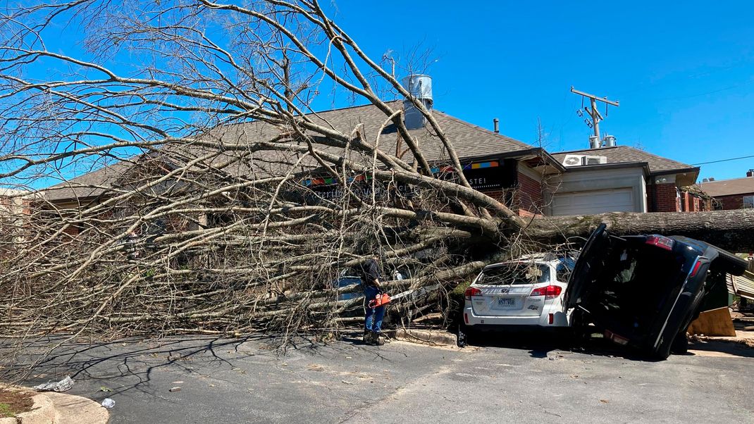 Von einem Tornado zerstörte Häuser und Autos in Little Rock in den USA
